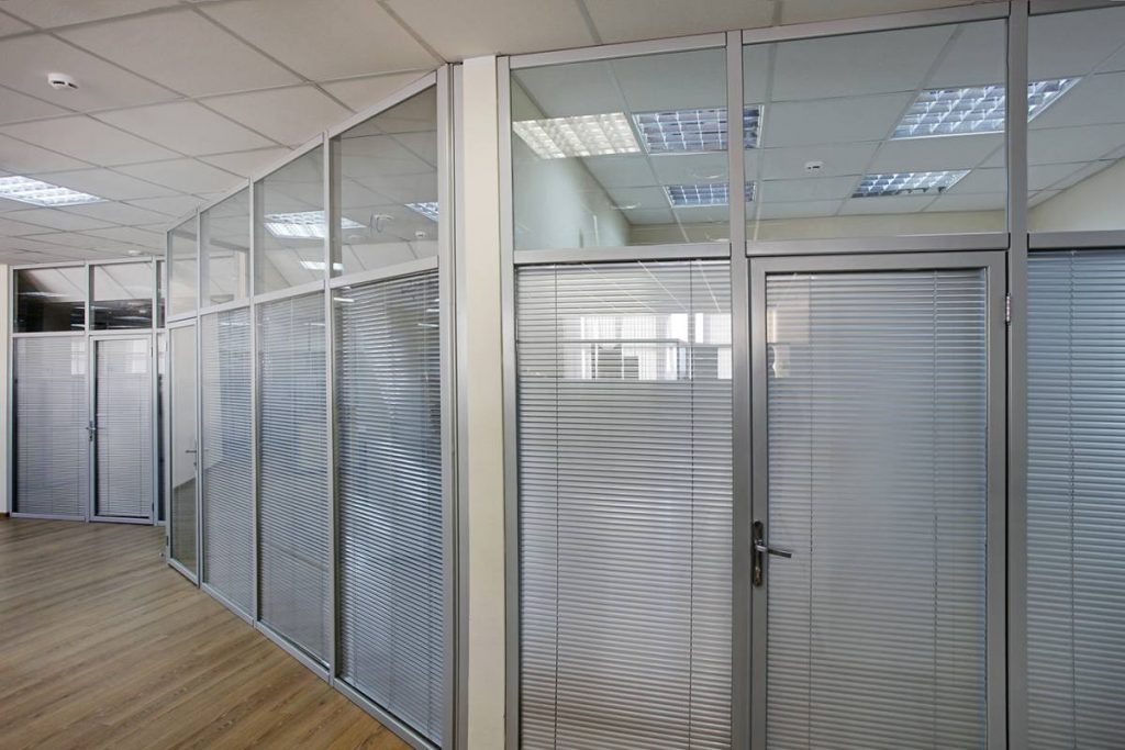 Алюминиевая перегородка 08